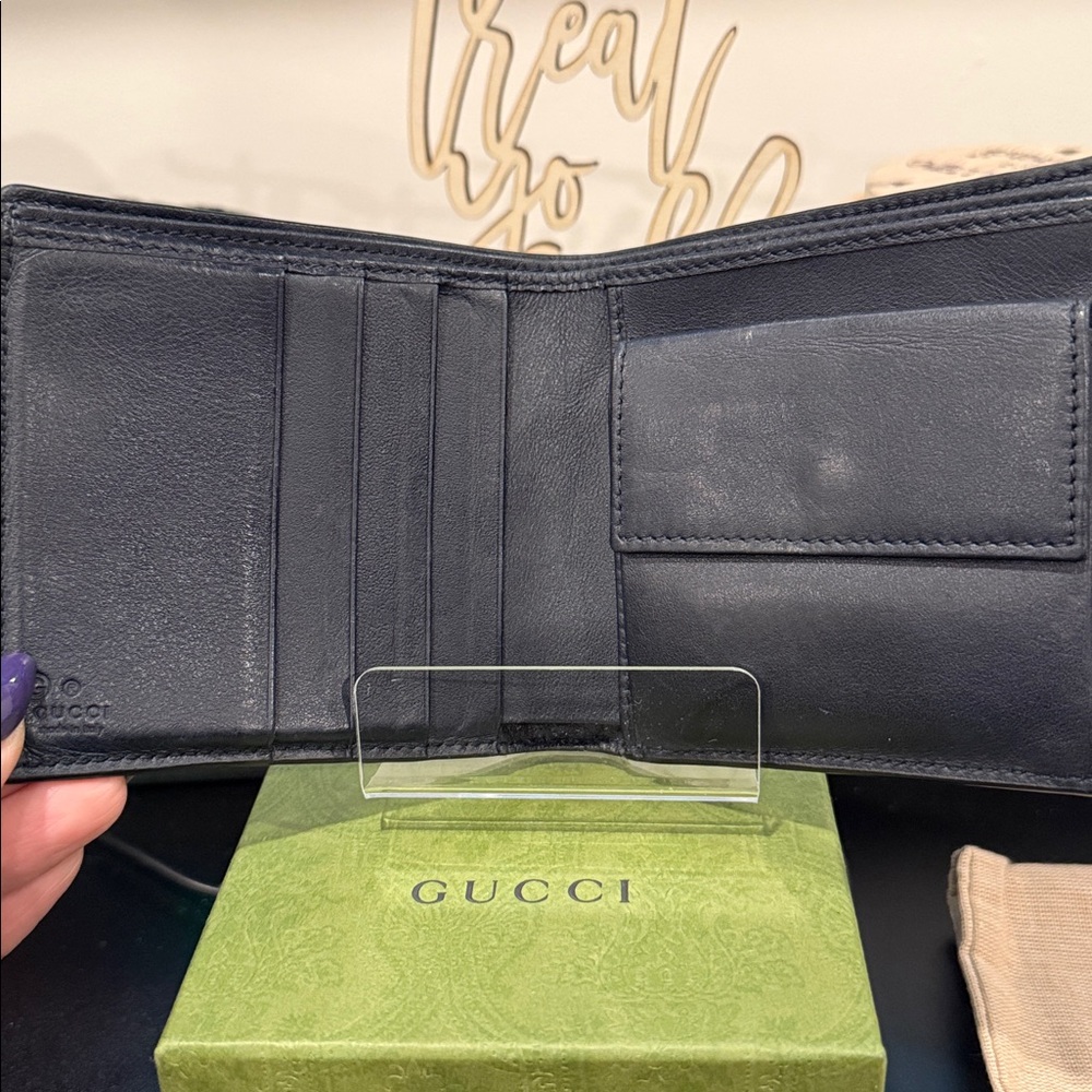 ‼️SALE‼️ Gucci - Men’s Navy Mini GG Embossed Leather Wallet w/Dusty, Box & COA - Picture 4 of 10